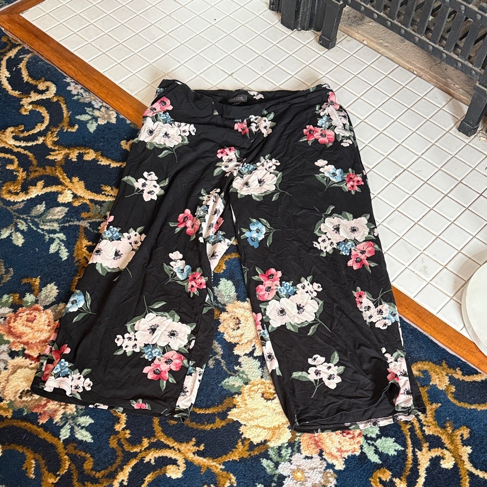 J. Jill Black Floral Cropped Pants- worn‎ about 6 times.